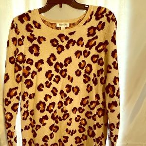 Long sleeve sweater.